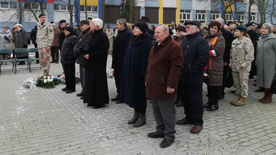 Po nabożeństwie złożono kwiaty pod pomnikiem Sybiraka na terenie Zespołu Szkół Nr 1 przy ulicy Wojska Polskiego. Fot. Michał Zaręba