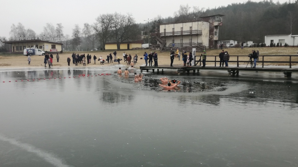 W ramach obchodów Święta Zakochanych odbyło się także "miłosne morsowanie". Fot. Marcin Doliński