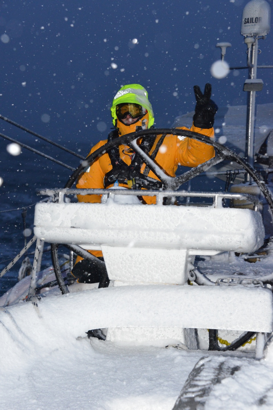 Ich rejs już trwa ponad siedem tygodni. Polscy żeglarze Katharsis II minęli już półmetek trasy i mimo niesprzyjających warunków pogodowych mają szansę pobić rekord świata. Fot. Antarctic Circle 60 S.pl