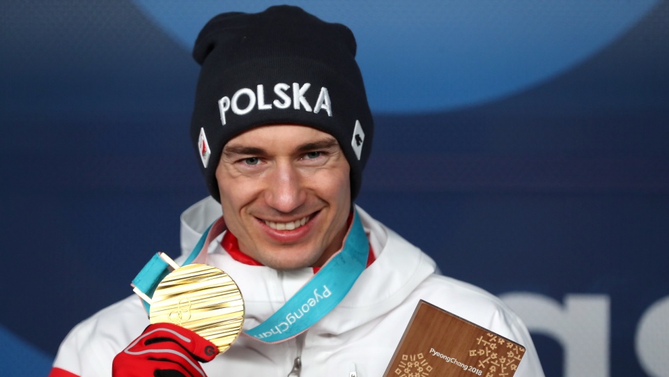 Na zdjęciu Kamil Stoch podczas ceremonii medalowej w Pjongczangu. Fot. PAP/Grzegorz Momot