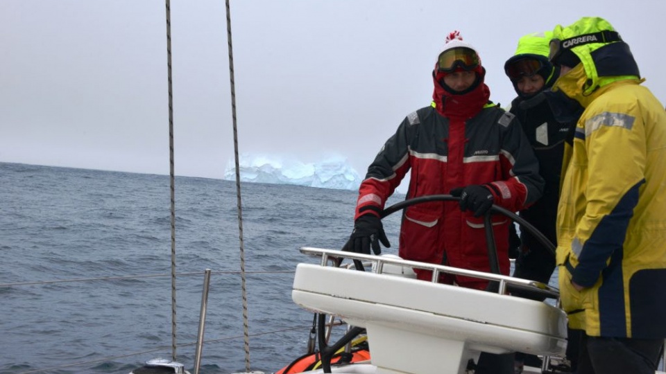 14 lutego 2018 roku, po 53 dniach i 10 godzinach oraz przebyciu 7975 mil morskich od wypłynięcia z Kapsztadu w RPA, jacht Katharsis II minął południkowy półmetek wyprawy dookoła Antarktydy z metą w Hobart w Australii. Fot. Antarctic Circle 60 S.pl