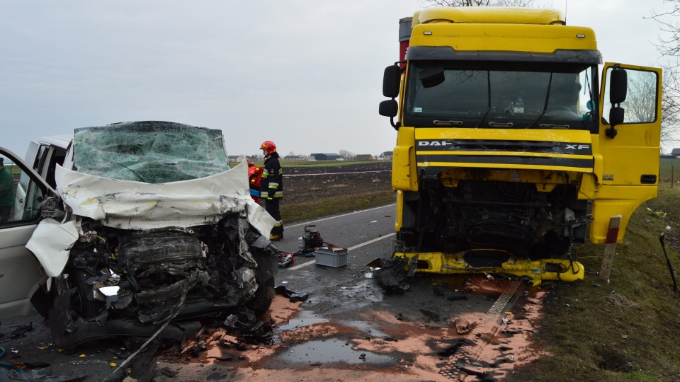 Bus który zderzył się z ciężarówką należał do Urzędu Gminy Zakrzewo. Fot. PSP