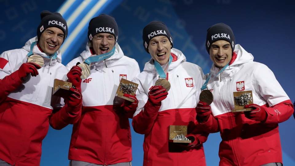 Na zdjęciu polscy skoczkowie po odebraniu medali. Od lewej Kamil Stoch, Dawid Kubacki, Stefan Hula i Maciej Kot. Fot. PAP/Grzegorz Momot