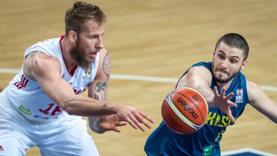 Zawodnik reprezentacji Polski Jakub Wojciechowski (L) i Dardan Berisha (P) z reprezentacji Kosowa podczas meczu eliminacji mistrzostw świata koszykarzy we Włocławku. Fot. PAP/Tytus Żmijewski