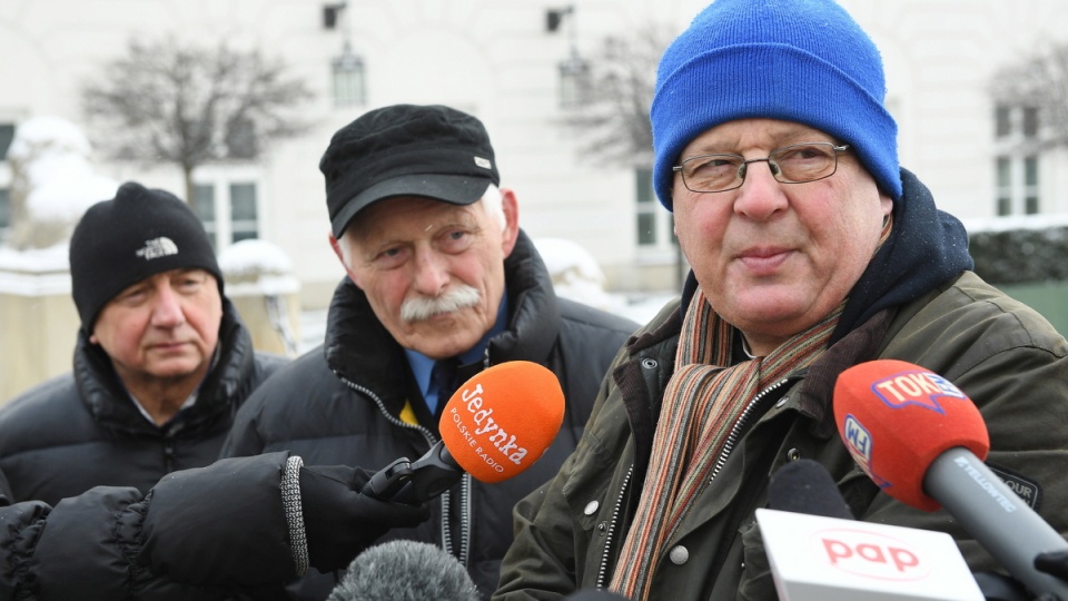 Janusz Szymkowski (L), Stanisław Rosiński (C) i Grzegorz Januszko (P) podczas briefingu przedstawicieli rodzin smoleńskich w sprawie budowy pomników upamiętniających ofiary katastrofy smoleńskiej. Fot. PAP/Radek Pietruszka