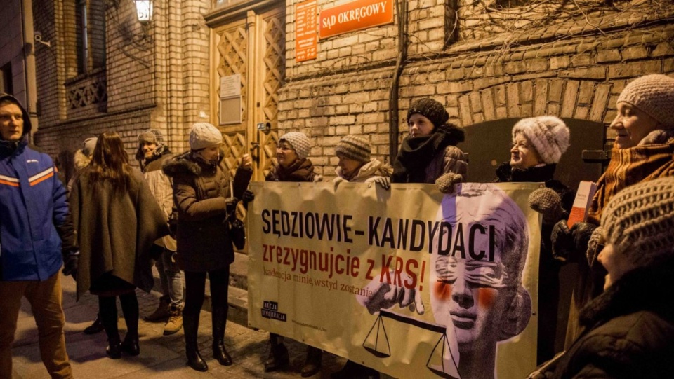 Happening zorganizowany został przez Stowarzyszenie Obywatelski Toruń we współpracy z ogólnopolską organizacją Akcja Demokracja. Fot. Wiktor Strumnik