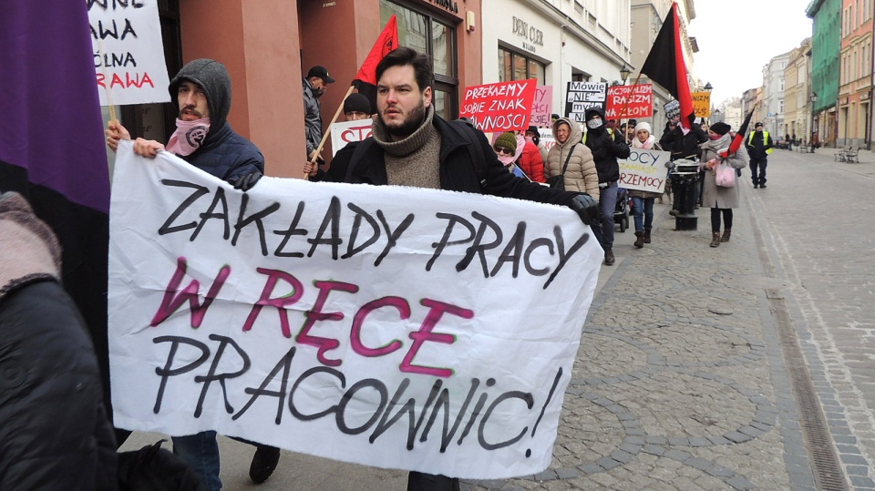 Około 30 manifestujących upominało się o prawa kobiet, ale także świętowało 100. rocznicę przyznania kobietom w Polsce praw wyborczych. Fot. Damian Klich