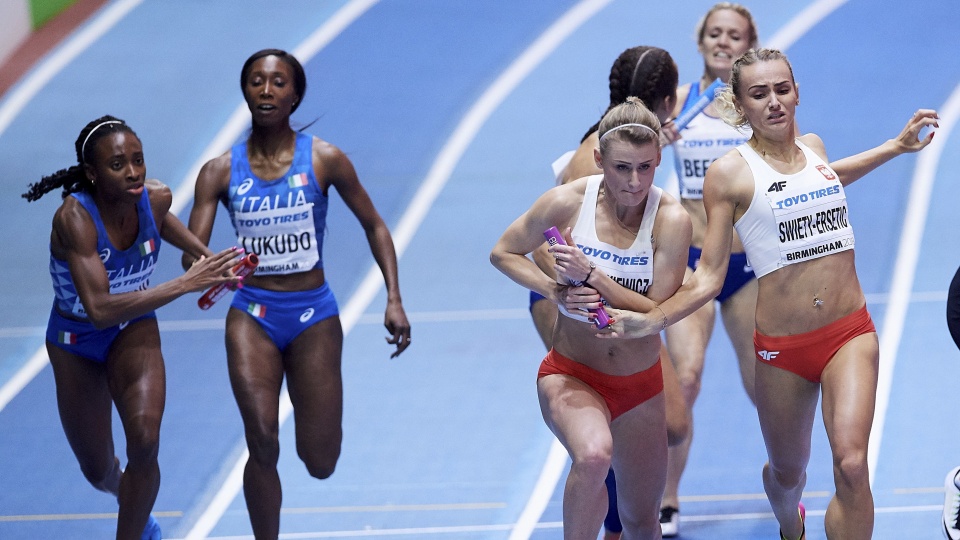 Sztafeta kobiet 4x400 m z rekordem Polski 3.26,09 zdobyła w Birmingham srebrny medal halowych lekkoatletycznych mistrzostw świata po dyskwalifikacji zespołu Jamajki, który na mecie był drugi. Fot. PAP/Adam Warżawa