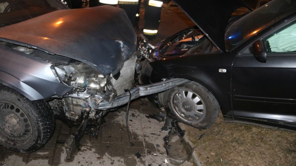 Na trzy miesiące zostało zatrzymane prawo jazdy 19-latka, który osobowym autem przewoził sześć osób. Jedna z nich jechała bagażniku. Fot. Policja