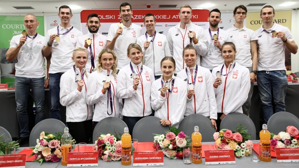 Polscy medaliści podczas konferencji prasowej PZLA podsumowującej udział reprezentacji Polski w halowych mistrzostwach Świata w lekkiej atletyce w Birmingham. Fot. PAP/Leszek Szymański