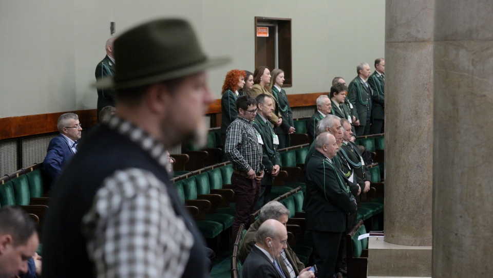 Myśliwi na galerii sejmowej podczas głosowania poprawek do Prawa łowieckiego. Fot. PAP/Marcin Obara