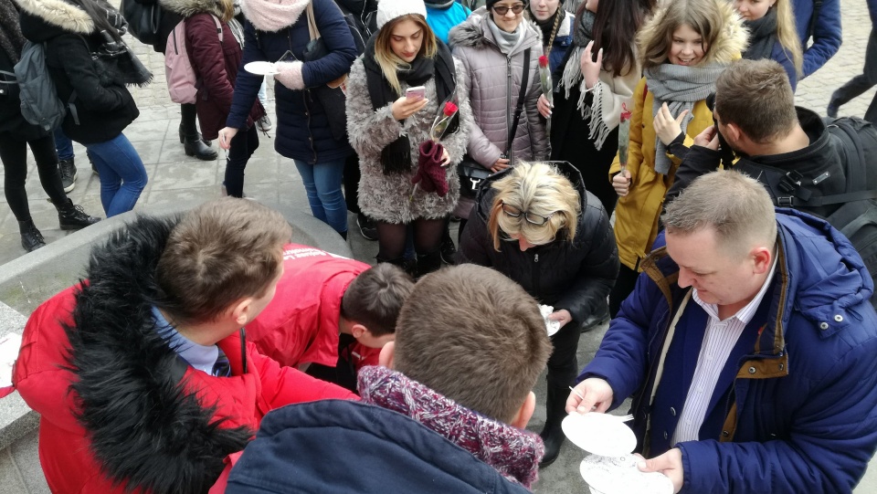 Kawałek tortu i kwiaty wręczali paniom na toruńskiej Starówce działacze SLD z okazji Dnia Kobiet. Fot. Michał Zaręba