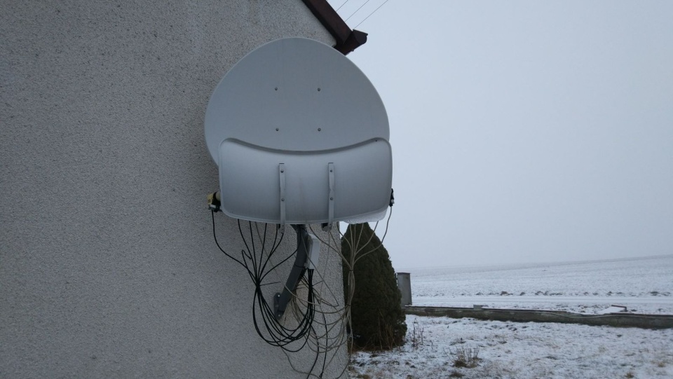 41-letni mieszkaniec powiatu żnińskiego nielegalnie udostępniał w sieci programy płatnych telewizji cyfrowych. Fot. Policja