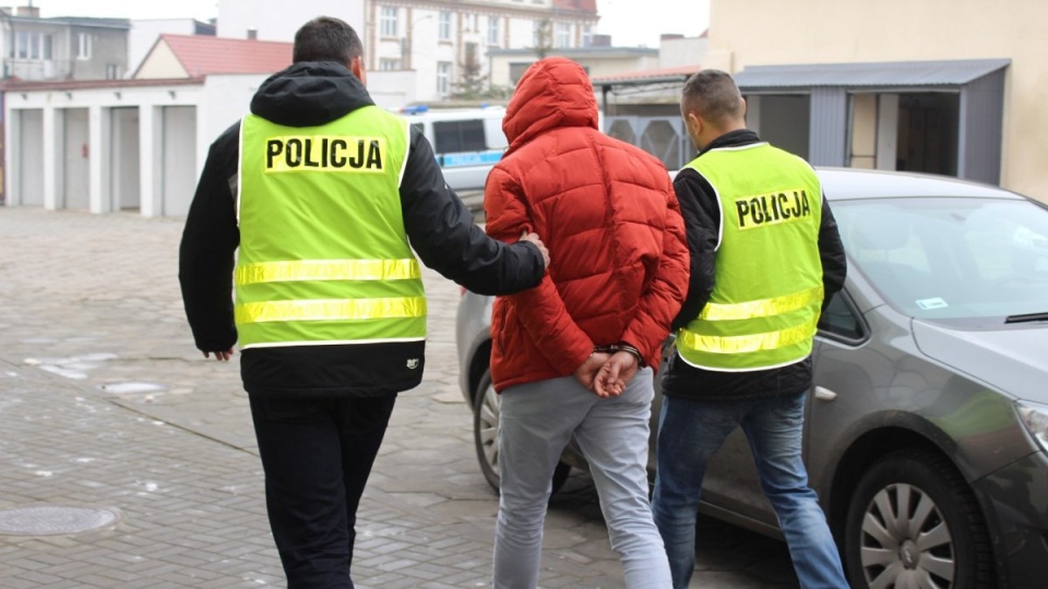 41-letni mieszkaniec powiatu żnińskiego nielegalnie udostępniał w sieci programy płatnych telewizji cyfrowych. Fot. Policja