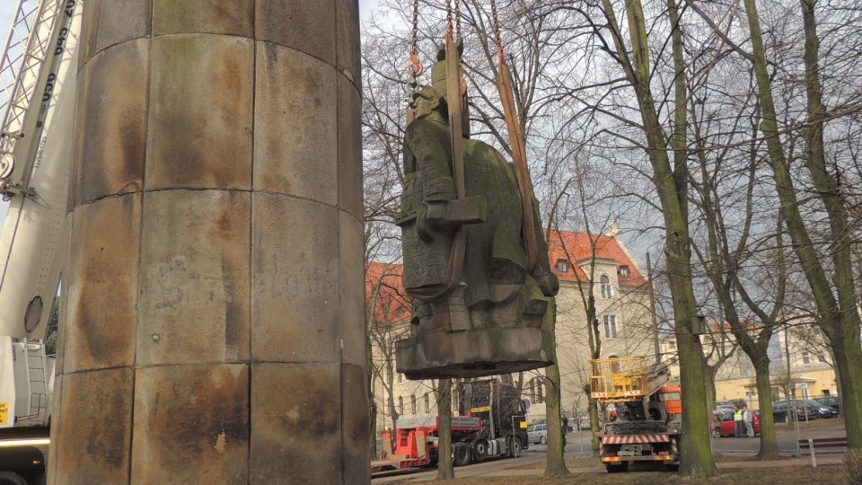 Pomnik Wdzięczności i Polsko-Radzieckiego Braterstwa Broni w Inowrocławiu przechodzi do historii. Fot. Tatiana Adonis