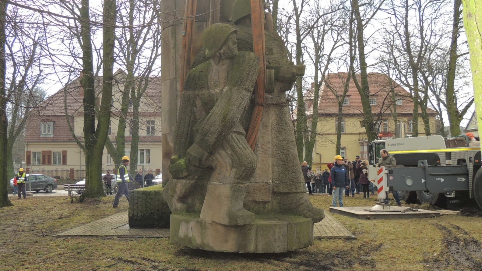 Pomnik Wdzięczności i Polsko-Radzieckiego Braterstwa Broni w Inowrocławiu przechodzi do historii. Fot. Tatiana Adonis