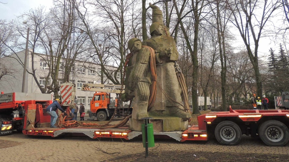 Pomnik Wdzięczności i Polsko-Radzieckiego Braterstwa Broni w Inowrocławiu przechodzi do historii. Fot. Tatiana Adonis