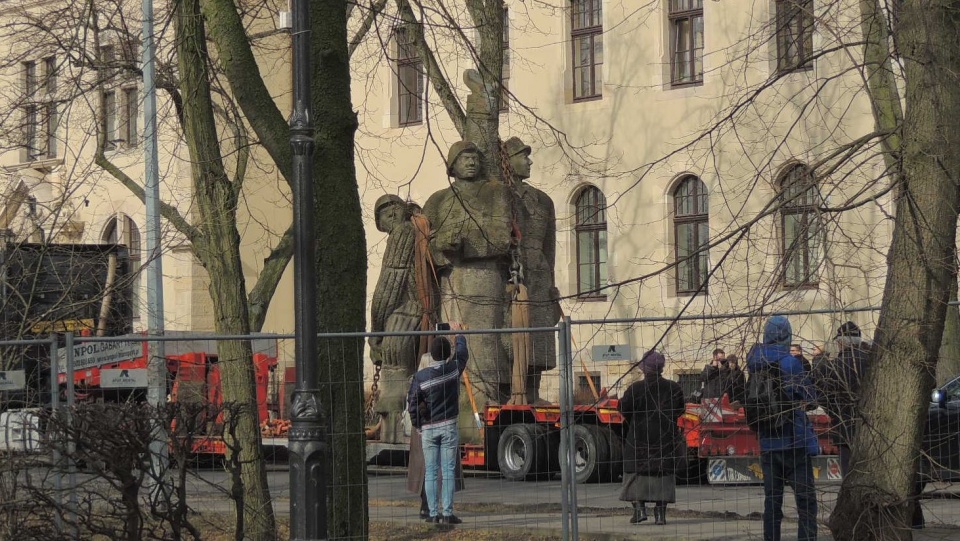 Pomnik Wdzięczności i Polsko-Radzieckiego Braterstwa Broni w Inowrocławiu przechodzi do historii. Fot. Tatiana Adonis