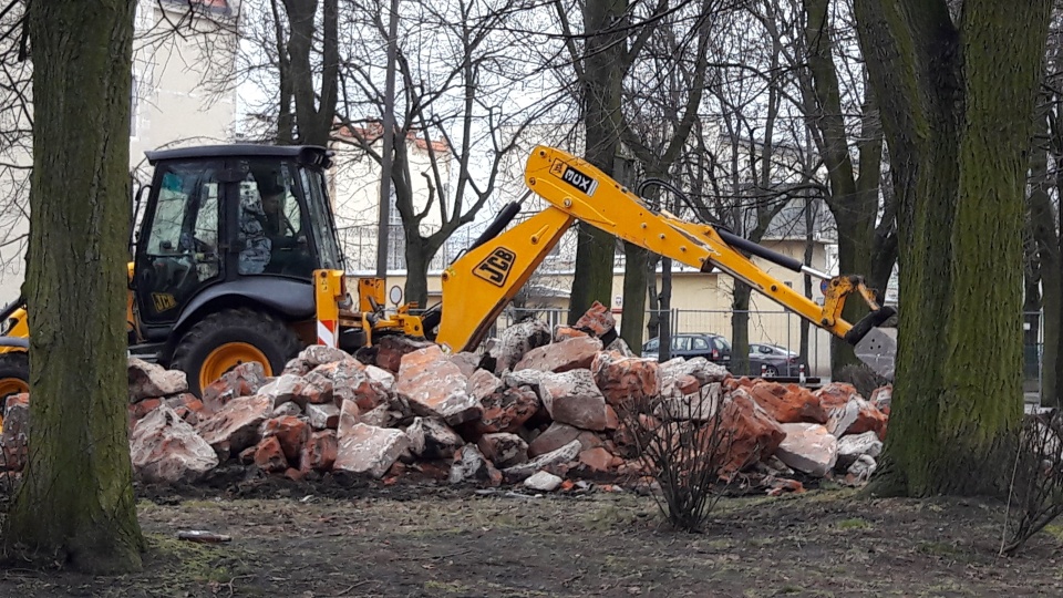 Stojący na Skwerze Obrońców Inowrocławia pomnik Wdzięczności i Polsko-Radzieckiego Braterstwa rozebrano w związku z ustawą dekomunizacyjną, która nakazuje usunięcie z przestrzeni publicznej wszelkich symboli propagujących komunizm. Fot. Tatiana Adonis