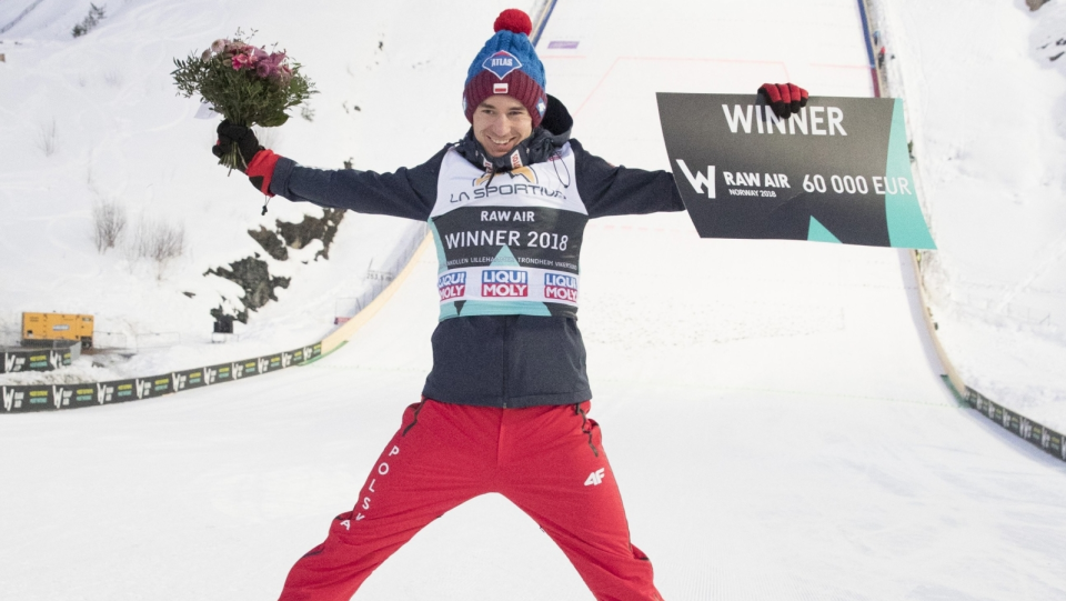 Na zdjęciu Kamil Stoch, który cieszy się z triumfu w Raw Air 2018. Fot. PAP/EPA/Terje Bendiksby