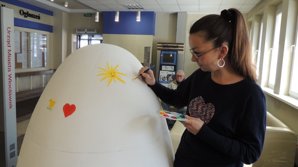 Ogromne wielkanocne jajko pojawiło się rano w holu włocławskiego Ratusza. Obok stoją przybory do malowania. Fot. Marek Ledwosiński