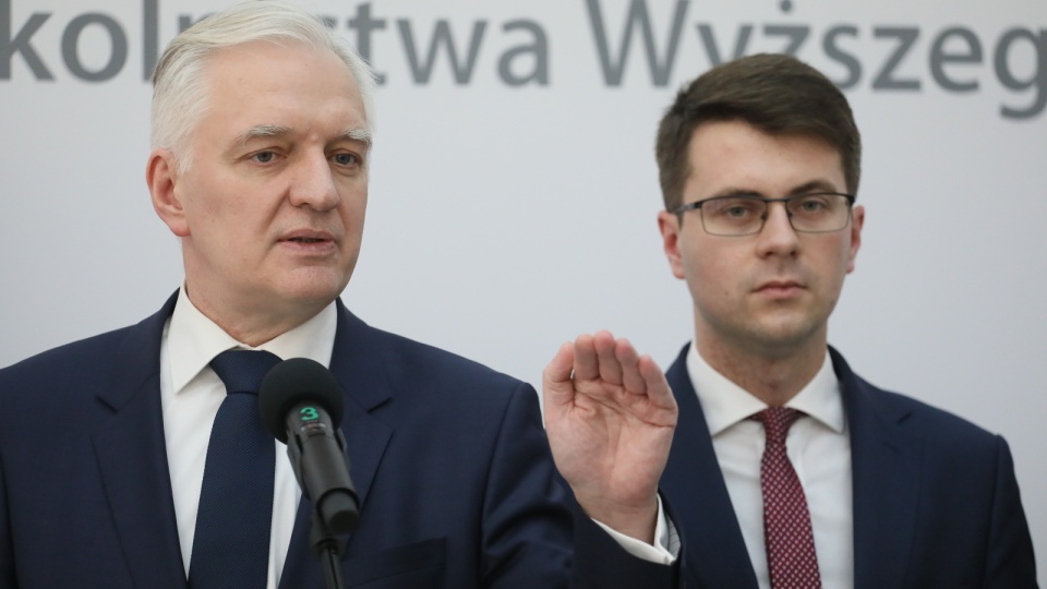 Minister nauki i szkolnictwa wyższego Jarosław Gowin (z lewej) i podsekretarz stanu w MNiSW Piotr Muller podczas konferencji prasowej pt. "Konstytucja dla Nauki po Radzie Ministrów". Fot. PAP/Paweł Supernak