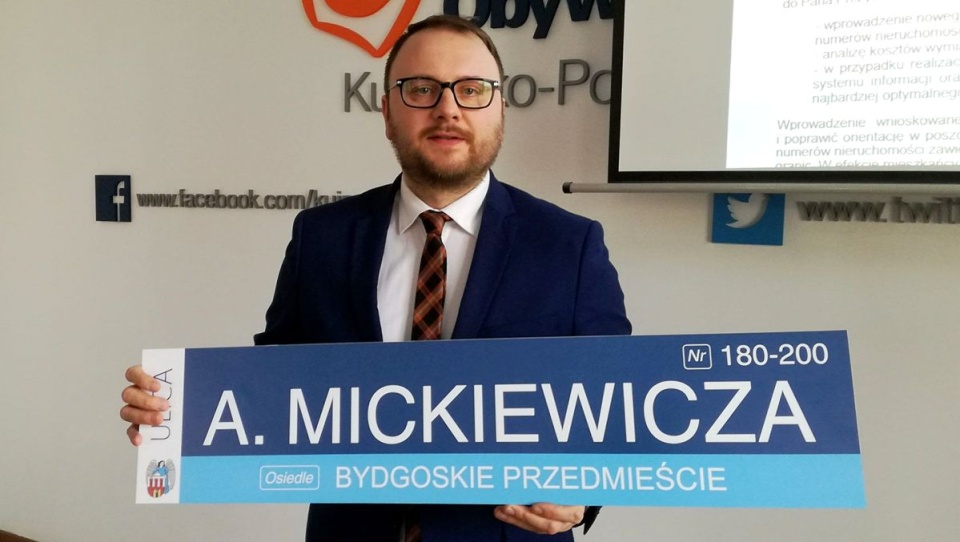 Większe i bardziej widoczne tablice z nazwami ulic, z atrakcyjną szatą graficzną i nazwą osiedla" - z taką propozycją wystąpił toruński radny PO, Paweł Gulewski. Fot. Michał Zaręba