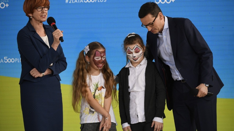 Premier Mateusz Morawiecki i minister pracy, rodziny i polityki społecznej Elżbieta Rafalska na spotkaniu z mieszkańcami w szkole w Skołoszowie/fot. PAP, Darek Delmanowicz