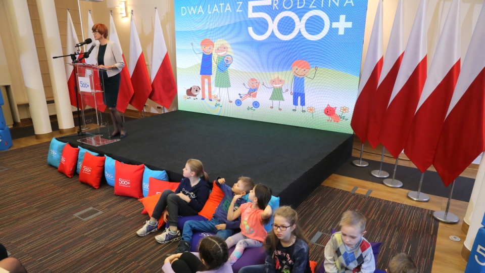 Minister pracy, rodziny i polityki społecznej Elżbieta Rafalska (L) podczas konferencji prasowej podsumowującej dwa lata programu "Rodzina 500 plus", 22 bm. w siedzibie MRPiPS w Warszawie. Fot. PAP/Tomasz Gzell