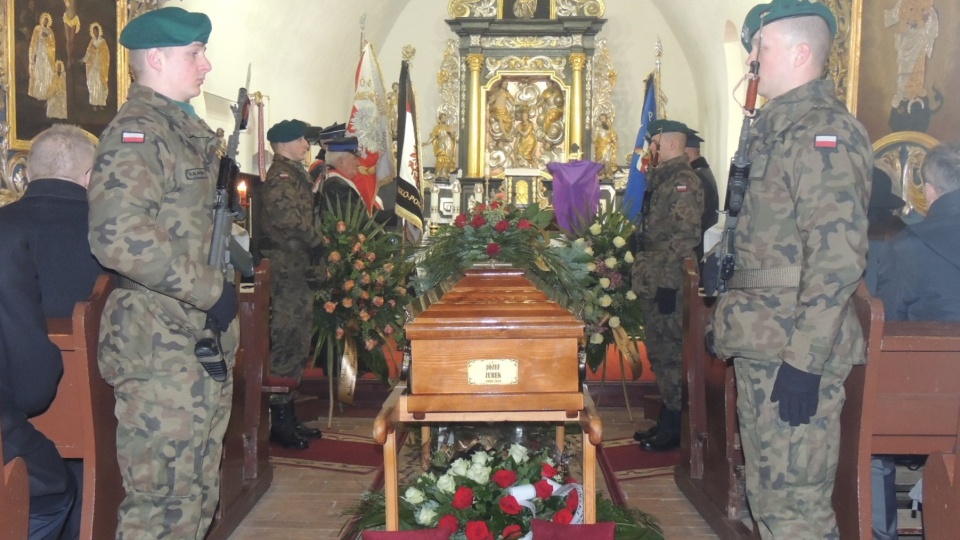 Dziś Józefa Żurka, w Czarnowie koło Torunia, żegnała rodzina, sąsiedzi, strażacy ochotnicy i władze samorządowe. Fot. Michał Zaręba