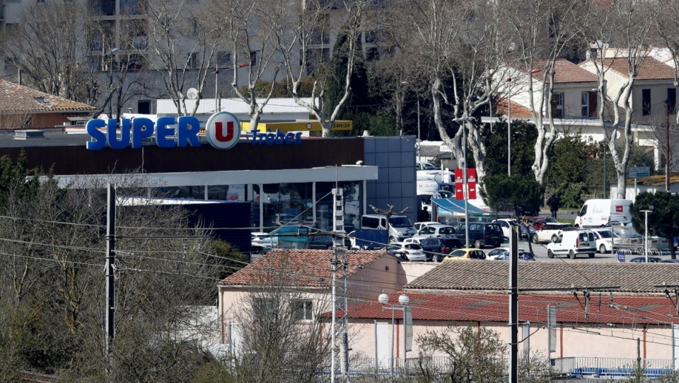 Widok na supermarket w gminie Trebes, gdzie 23 marca po wymianie ognia z policjantami, uzbrojony napastnik wziął zakładników. Fot. PAP/EPA/GUILLAUME HORCAJUELO