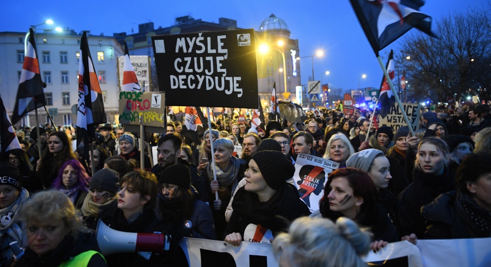 Pod hasłem "Czarny piątek" rozpoczęła się demonstracja, która ma być odpowiedzią na obywatelski projekt ustawy "Zatrzymaj aborcję". Fot. PAP/Radek Pietruszka