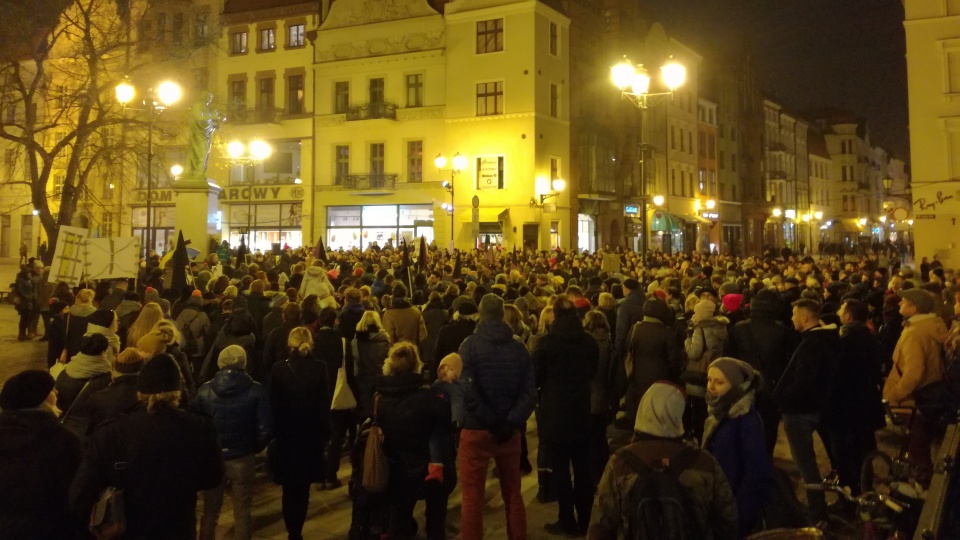 Kilkaset osób zebrało się pod pomnikiem Kopernika w Toruniu w geście protestu przeciwko obywatelskiemu projektowi ustawy „Zatrzymać Aborcję”. Fot. Wiktor Strumnik