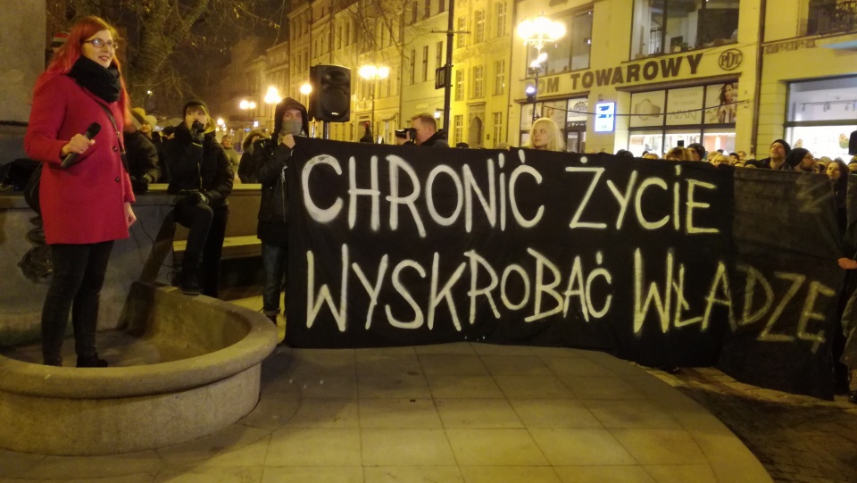 Kilkaset osób zebrało się pod pomnikiem Kopernika w Toruniu w geście protestu przeciwko obywatelskiemu projektowi ustawy „Zatrzymać Aborcję”. Fot. Wiktor Strumnik