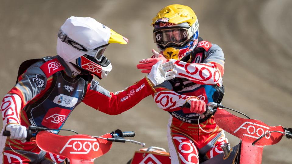 Na zdjęciu Jarosław Hampel (kask biały) i Emil Sajfutdinow (kask żółty) podczas Speedway Best Pairs 2018 w Toruniu. Fot. PAP/Tytus Żmijewski