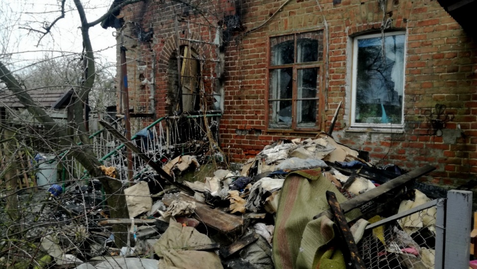 W wyniku pożaru domu wielorodzinnego w Dąbrówce Królewskiej, zniszczone zostały 4 mieszkania. Fot. Marcin Doliński