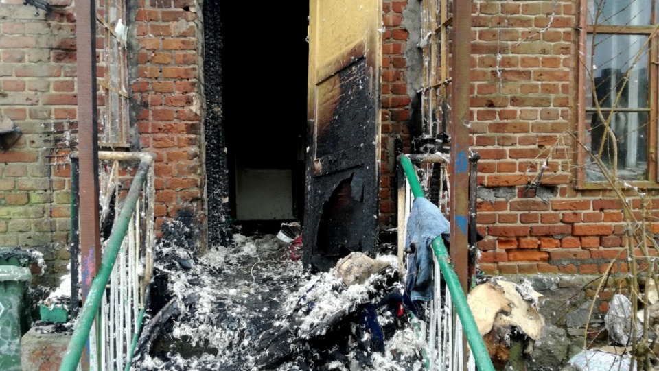 W wyniku pożaru domu wielorodzinnego w Dąbrówce Królewskiej, zniszczone zostały 4 mieszkania. Fot. Marcin Doliński