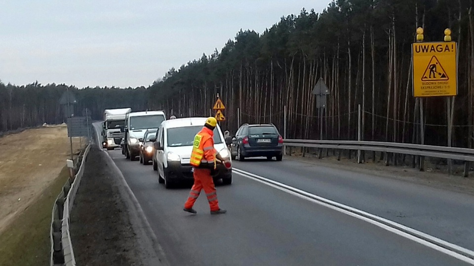 Podczas prac przy budowie drogi S5 doszło obsunięcia się ziemi i uszkodzenia nawierzchni jezdni.