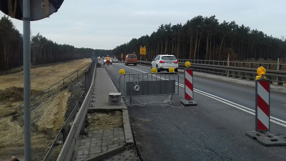 Podczas prac przy budowie drogi S5 doszło obsunięcia się ziemi i uszkodzenia nawierzchni jezdni.