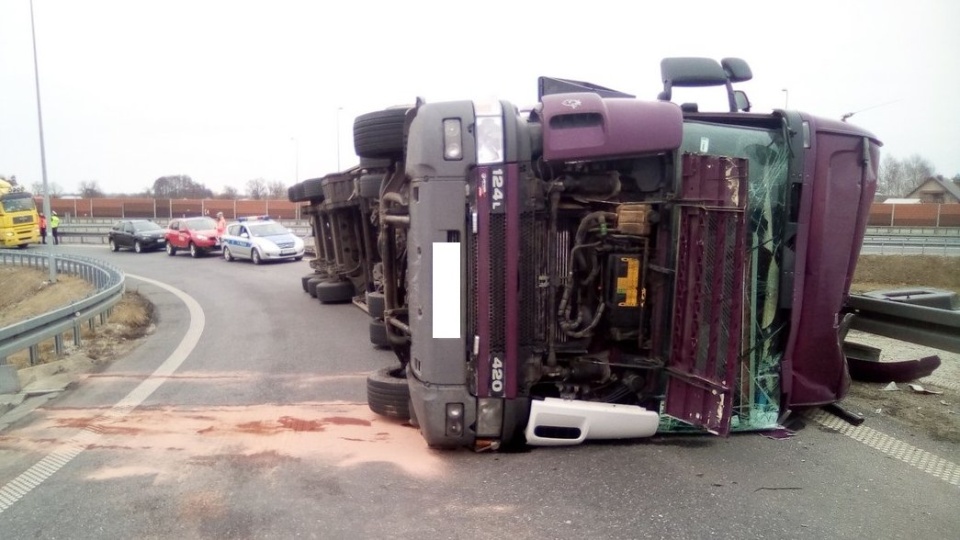 TIR zablokował wjazd z węzła na autostradę A1 w kierunku Gdańska. Na samej autostradzie ruch odbywa się bez utrudnień. Fot. Policja