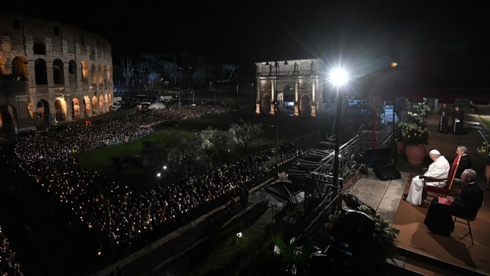 Wokół Koloseum zgromadziły się tysiące ludzi, by wziąć udział w Drodze Krzyżowej pod przewodnictwem papieża Franciszka. Fot.