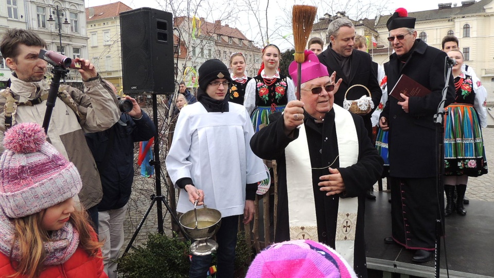 Święcenie pokarmów na Starym Rynku w Bydgoszczy. Fot. Damian Klich