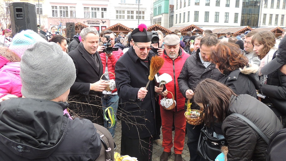 Święcenie pokarmów na Starym Rynku w Bydgoszczy. Fot. Damian Klich