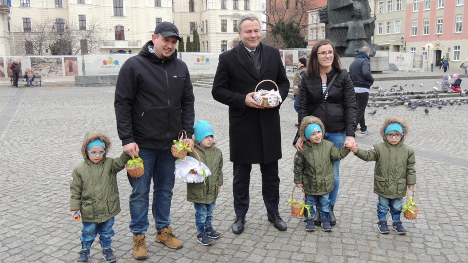 Bydgoskie czworaczki, ich rodzice i prezydent Bydgoszczy. Fot. Damian Klich