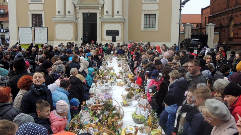 Święcenie pokarmów na Rynku Staromiejskim w Toruniu. Fot. Michał Zaręba