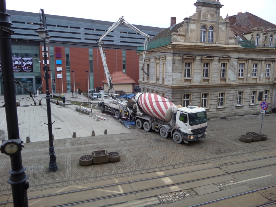 Zalewanie stropu betonem/fot. Materiały Muzeum Okręgowego