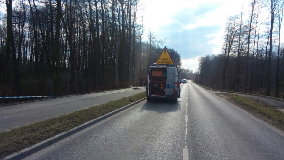 Ze wstępnych ustaleń policji wynika, że BMW jadące z Małej Nieszawki do Torunia zjechało na ścieżkę, gdzie potrąciło rowerzystę/fot. Materiały policji