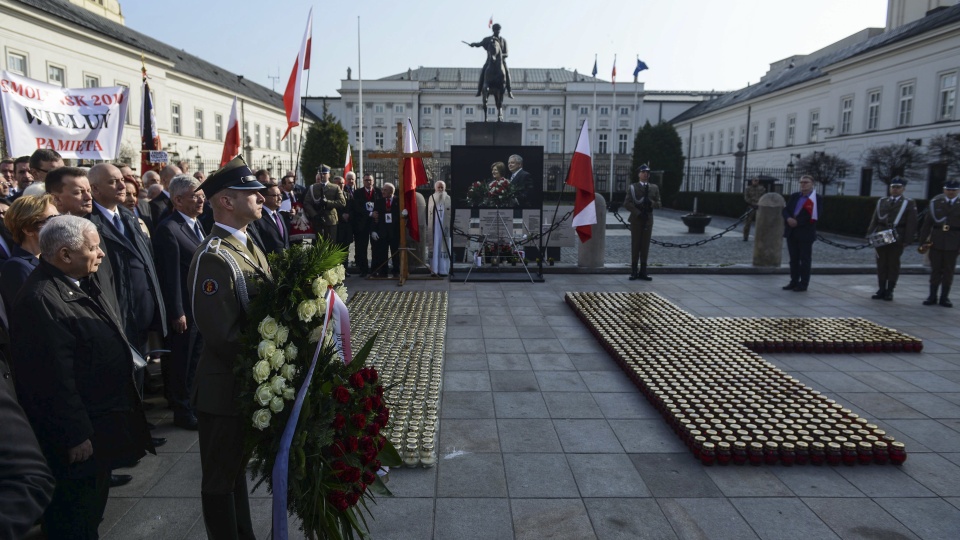 Prezes PiS Jarosław Kaczyński, marszałkowie Sejmu i Senatu Marek Kuchciński oraz Stanisław Karczewski, premier Mateusz Morawiecki, szefowie MON Mariusz Błaszczak i MSWiA Joachim Brudziński, uczestniczą we wtorek w apelu pamięci przed Pałacem Prezydenckim w 8. rocznicę katastrofy smoleńskiej. Fot. PAP/Jakub Kamiński