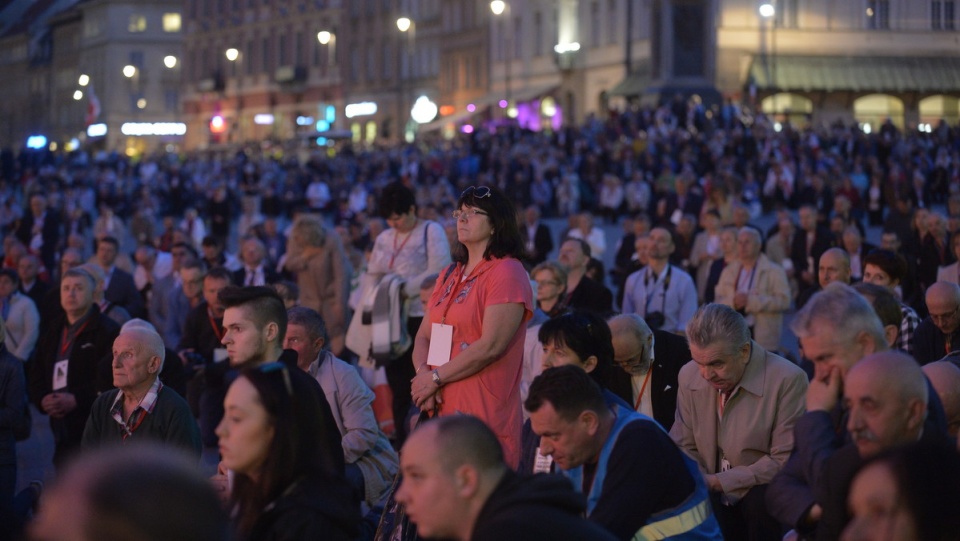 Ludzie zgromadzeni na Placu Zamkowym oglądają transmisję wieczornej Mszy św. z archikatedry św. Jana Chrzciciela, odprawianej w intencji ofiar katastrofy/fot. Marcin Obara, PAP