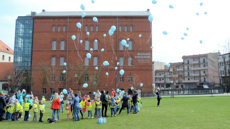 Na Wyspie Młyńskiej w Bydgoszczy w powietrze uniosły się dziesiątki błękitnych baloników. Fot. Lech Przybyliński